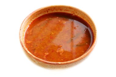 Balık tikka masala Hint yemeği beyaz arka planda izole