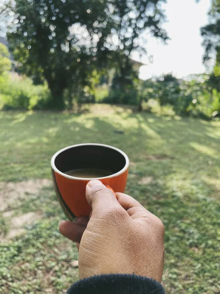 Mujer Sosteniendo Café Mano Bebiendo Jardín —  Fotos de Stock