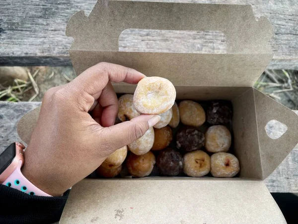 Womat Eet Donut Bakkerij Doos Handa — Stockfoto