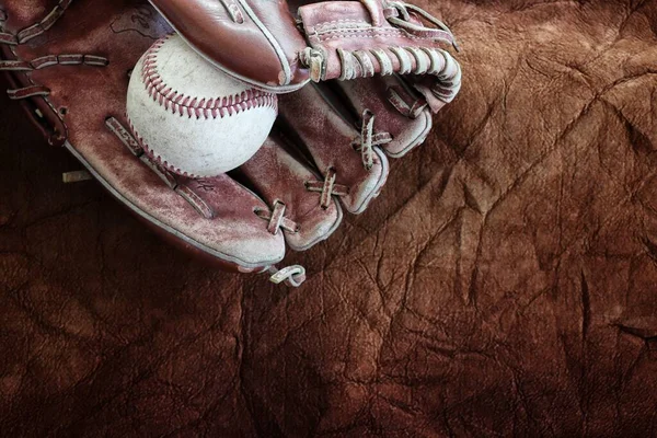 Eski Kahverengi Arka Planda Deri Eldivenli Beysbol — Stok fotoğraf