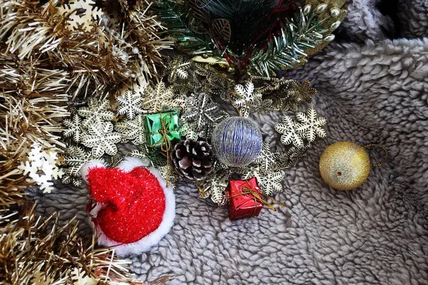 Weihnachtsdekoration Hut Und Kugel Mit Geschenk — Stockfoto