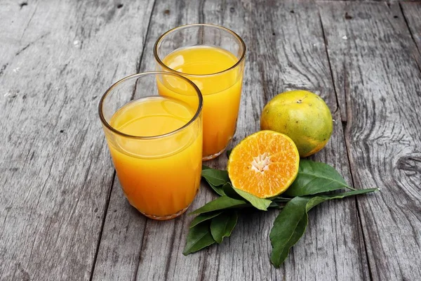 オレンジ ジュース フルーツの木製の背景 — ストック写真