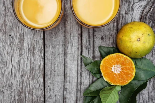 Orange Juice Och Frukt Trä Bakgrund — Stockfoto