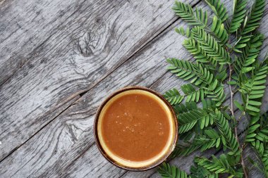 Eski kahverengi arka planda demirhindi sosu