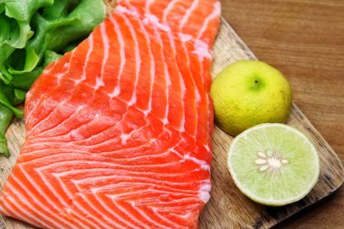 Taze çiğ somon biftek ve limon.