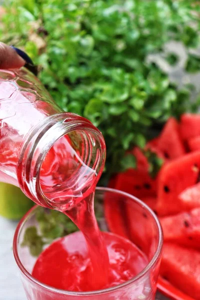 Gießen Wassermelone Sommer Fruchtgetränk — Stockfoto