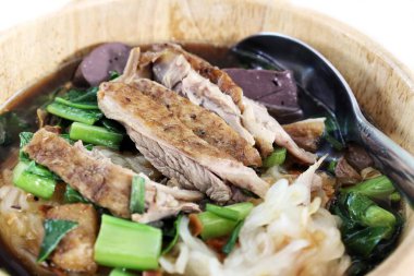 Asya çorbası içinde ördek eriştesi yakın.