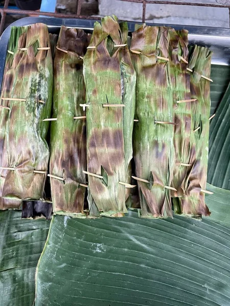 Kızarmış muz yapraklarına sarılı yapışkan pirinç Tayland sokak yemeği.
