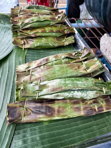 Arroz Pegajoso Envuelto Plátano Parrilla Deja Comida Callejera Tailandia —  Fotos de Stock