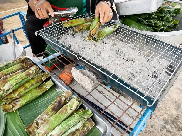 Липкий Рис Завернутый Жареный Банан Листья Уличной Еды Таиланда — стоковое фото