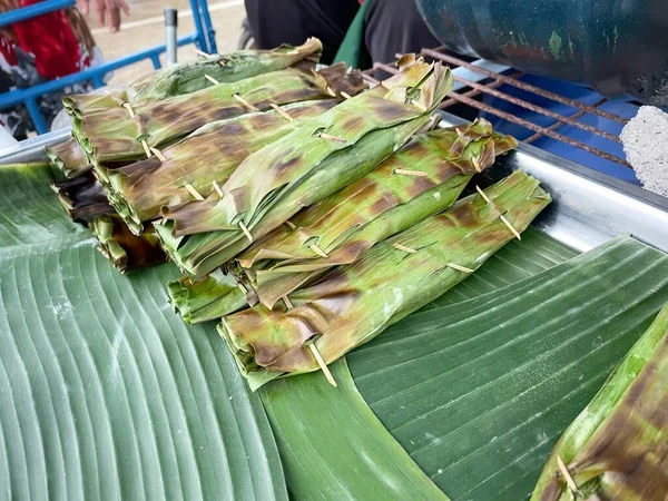 Plakkerige Rijst Verpakt Gegrilde Banaan Bladeren Straat Voedsel Thailand — Stockfoto
