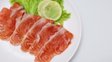 Taze çiğ somon Japon yemeği.