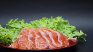 Taze çiğ somon Japon yemeği.