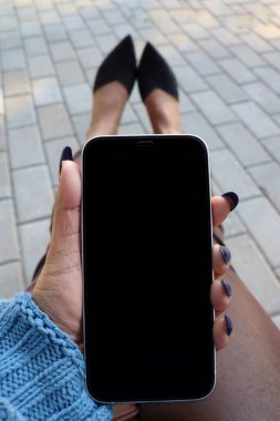 Akıllı telefon kullanan bir kadın.