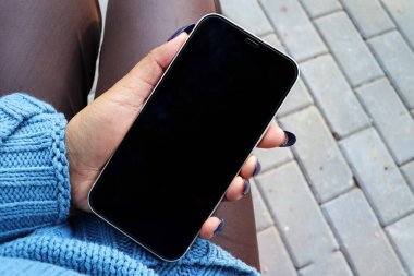 Akıllı telefon kullanan bir kadın.