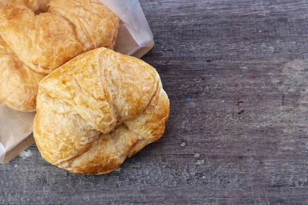 Croissant Hnědém Dřevě Pozadí — Stock fotografie