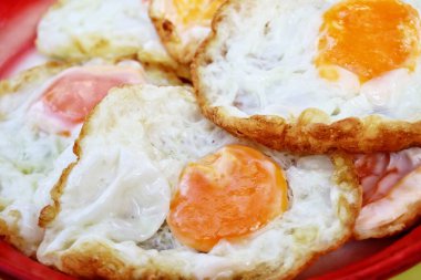 Yağda yumurtalı kahvaltıyı yakın.