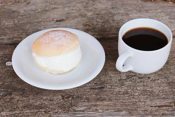 Maritozzo Desayuno Sándwich Taza Café Sobre Fondo Madera —  Fotos de Stock