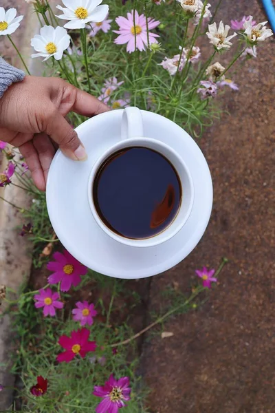 Frau Trinkt Kaffeetasse Der Hand Und Blume Garten — Stockfoto