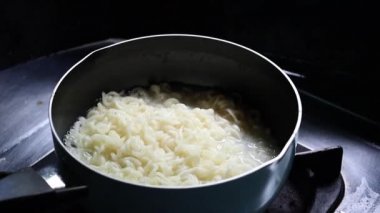 Hazır şehriye çorbasını yakın.