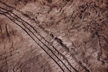 Toprak yol arkaplanı veya desen üzerindeki tekerlek izleri