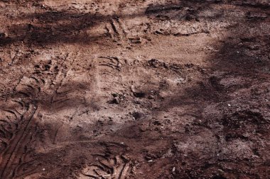 Toprak yol arkaplanı veya desen üzerindeki tekerlek izleri