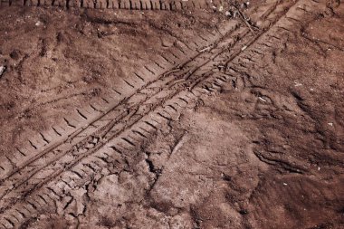 Toprak yol arkaplanı veya desen üzerindeki tekerlek izleri