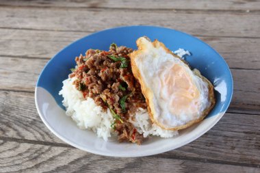 Fesleğen tavuklu pilav ve kızarmış yumurta Tayland yemeği.