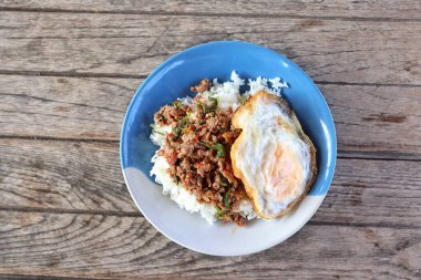 Fesleğen tavuklu pilav ve kızarmış yumurta Tayland yemeği.