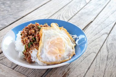 Fesleğen tavuklu pilav ve kızarmış yumurta Tayland yemeği.