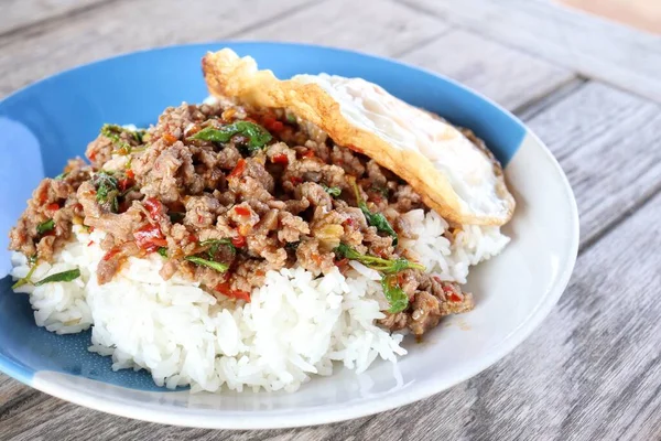 Albahaca Arroz Pollo Con Huevo Frito Comida Tailandesa —  Fotos de Stock