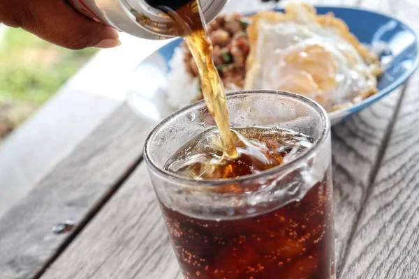 Tuang Minuman Cola Atas Kaca Dan Makanan Thailand — Stok Foto