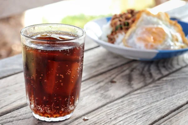 Cola Minum Dengan Batu Dan Makanan Thailand — Stok Foto