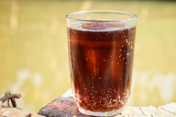 Bebida Cola Com Cubos Gelo Vidro — Fotografia de Stock