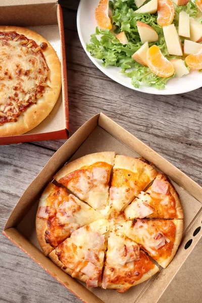 Піца Сиром Коробці Італійською Їжею Фруктами Салату — стокове фото