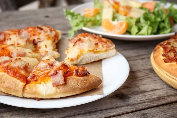 Піца Сиром Італійська Їжа Фрукти Салату — стокове фото