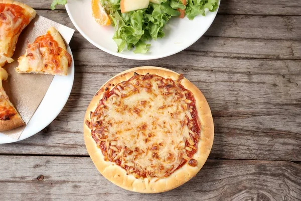Піца Сиром Італійська Їжа Фрукти Салату — стокове фото