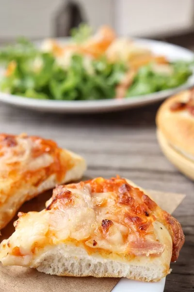 Пицца Сыром Итальянская Еда Салаты — стоковое фото