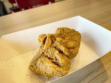 Kutu kağıtta kızarmış tavuk.