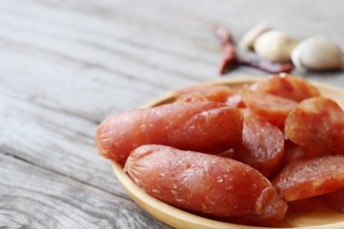 Kahverengi ahşap arka planda Çin sosisi