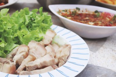 Bossam Kore haşlanmış domuz eti acılı sosu sarar