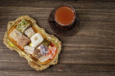 Hint tatlıları ve ahşap arka planda meyve çayı