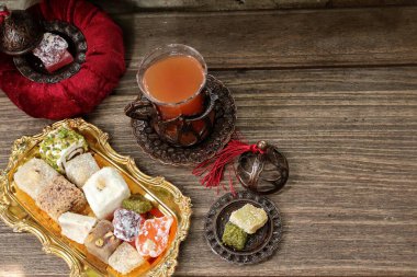 Hint tatlıları ve ahşap arka planda meyve çayı