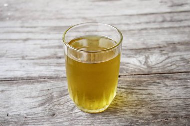 Kahverengi ahşap zemin üzerinde kasımpatı çayı