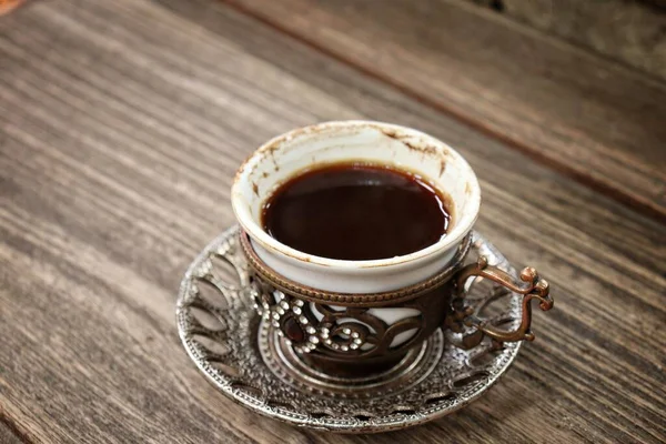 Ahşap Zemin Üzerinde Koyu Türkiye Kahvesi — Stok fotoğraf