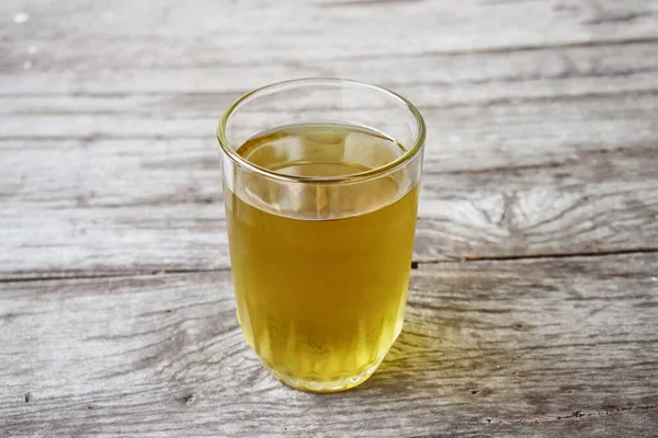 Kahverengi ahşap zemin üzerinde kasımpatı çayı