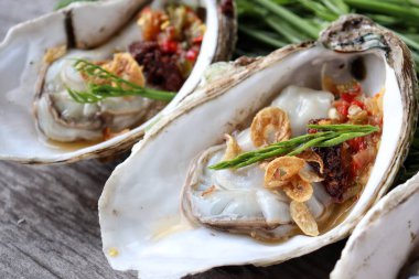 Taze istiridye, deniz ürünleri ve Tayland usulü salata.