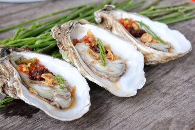 Taze istiridye, deniz ürünleri ve Tayland usulü salata.