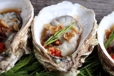 Taze istiridye, deniz ürünleri ve Tayland usulü salata.