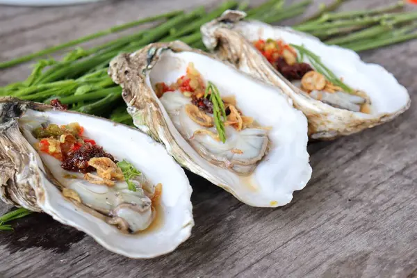 Taze istiridye, deniz ürünleri ve Tayland usulü salata.